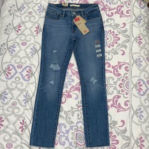 SOLD—LEVI’S 711 Skinny Jeans